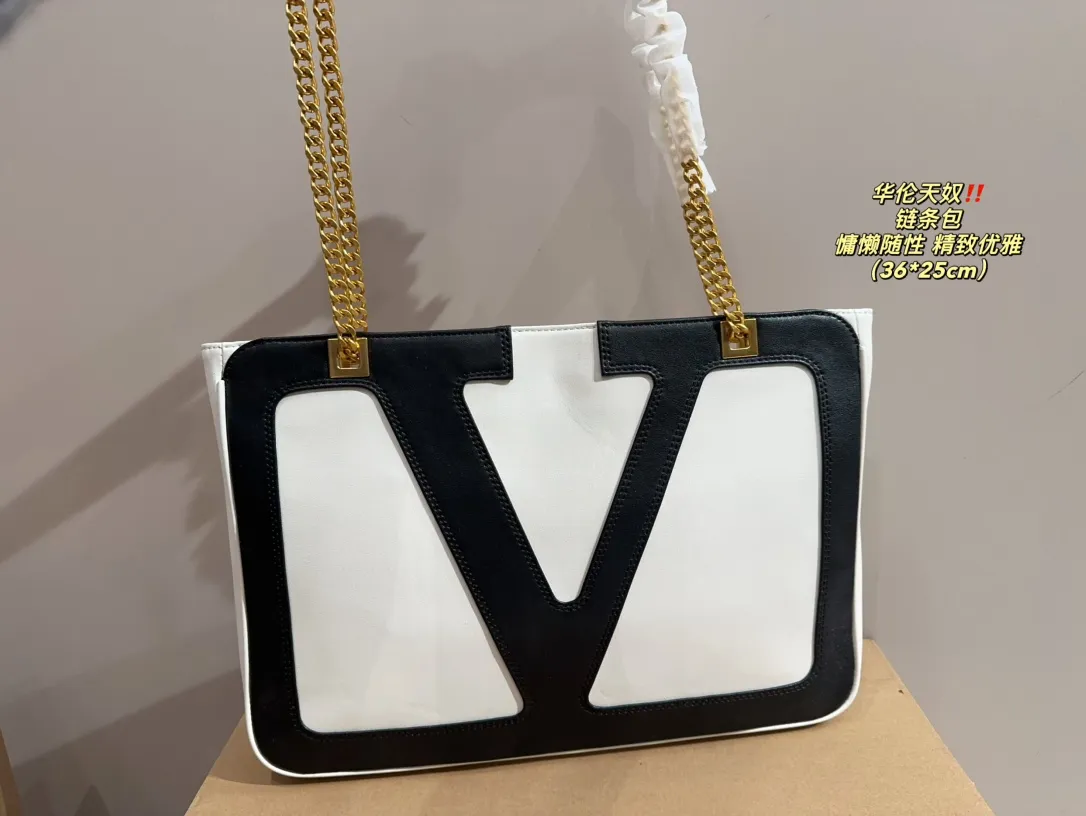 P370⚠️Size 36.25 Valentino chain bag. The texture is very high-end. The capacity is super large and very durable. You can wear it every day when you go out on the street. It has a 100% chance of returning. It has this casual and lazy feeling.