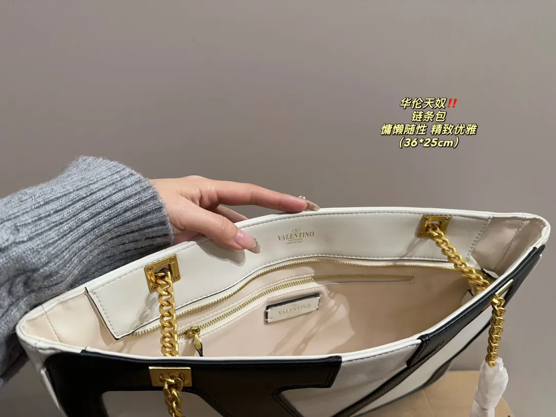 P370⚠️Size 36.25 Valentino chain bag. The texture is very high-end. The capacity is super large and very durable. You can wear it every day when you go out on the street. It has a 100% chance of returning. It has this casual and lazy feeling.