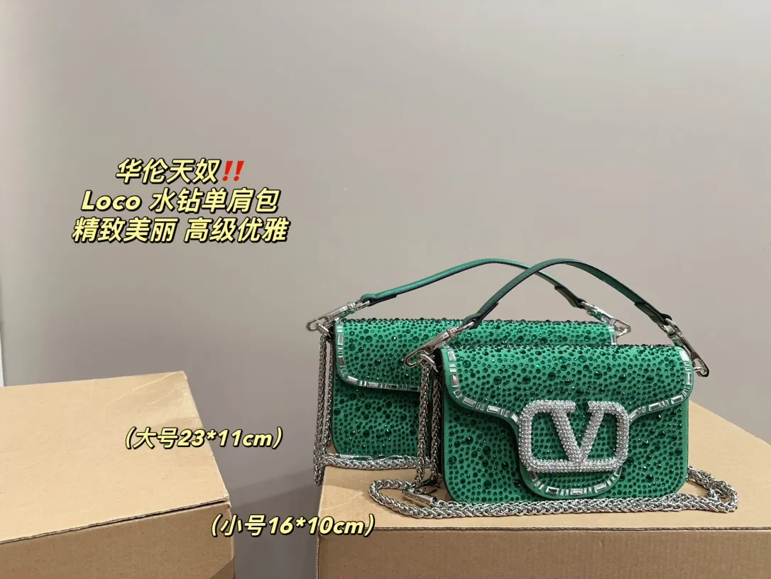 Large P360 with folding box ⚠️Size 23.11 Small P350 with folding box ⚠️Size 16.10 Valentino Loco rhinestone shoulder bag Valentino new autumn and winter sparkling diamond beaded women's bag ~ pink Barbie pink, silver, black, green, 1oco catwalk style! From parties to disco dances and dinners, it can be held in any occasion! The sparkling and lovable fashion queen of the whole audience, queen’s concave styling tool~