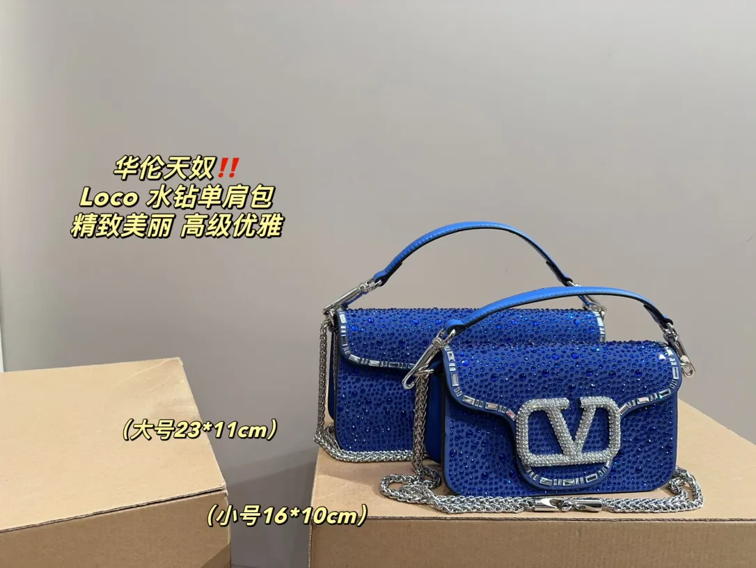 Large P360 with folding box ⚠️Size 23.11 Small P350 with folding box ⚠️Size 16.10 Valentino Loco rhinestone shoulder bag Valentino new autumn and winter sparkling diamond beaded women's bag ~ pink Barbie pink, silver, black, green, 1oco catwalk style! From parties to disco dances and dinners, it can be held in any occasion! The sparkling and lovable fashion queen of the whole audience, queen’s concave styling tool~