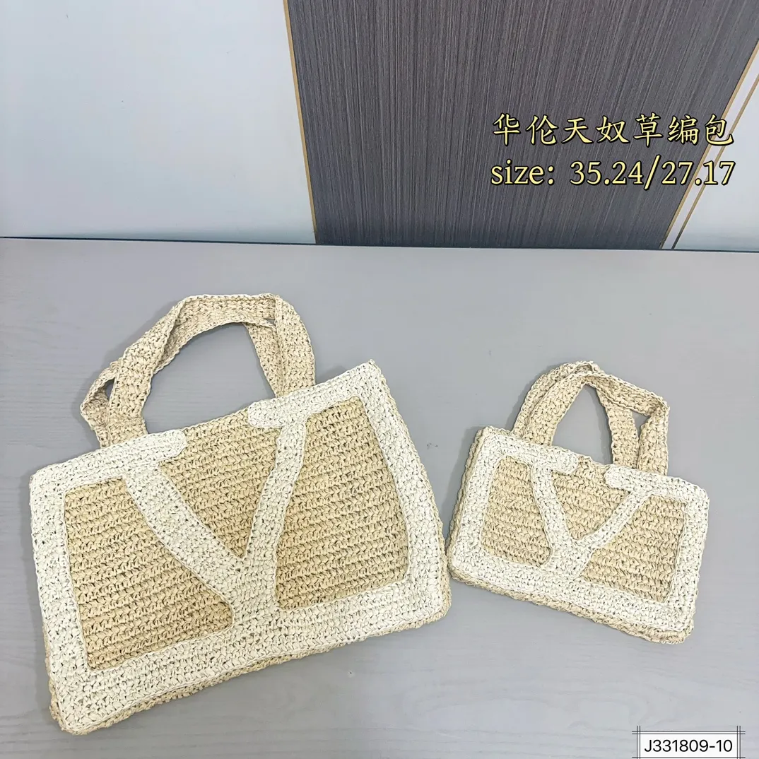 💰250 ⚠️Size 35*24 💰230⚠️Size 27*17 Valentino raffia woven handbag Raffia handbag, the weaving process is delicate and tough. Raffia, also known as "love grass", has a sweet meaning and lights up the leisurely mood of summer.