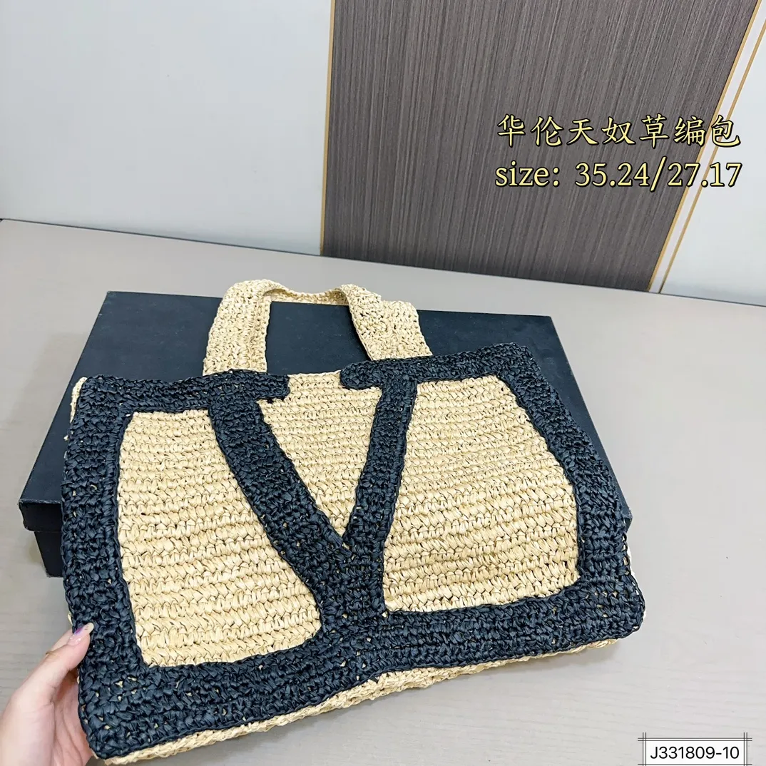 💰250 ⚠️Size 35*24 💰230⚠️Size 27*17 Valentino raffia woven handbag Raffia handbag, the weaving process is delicate and tough. Raffia, also known as "love grass", has a sweet meaning and lights up the leisurely mood of summer.