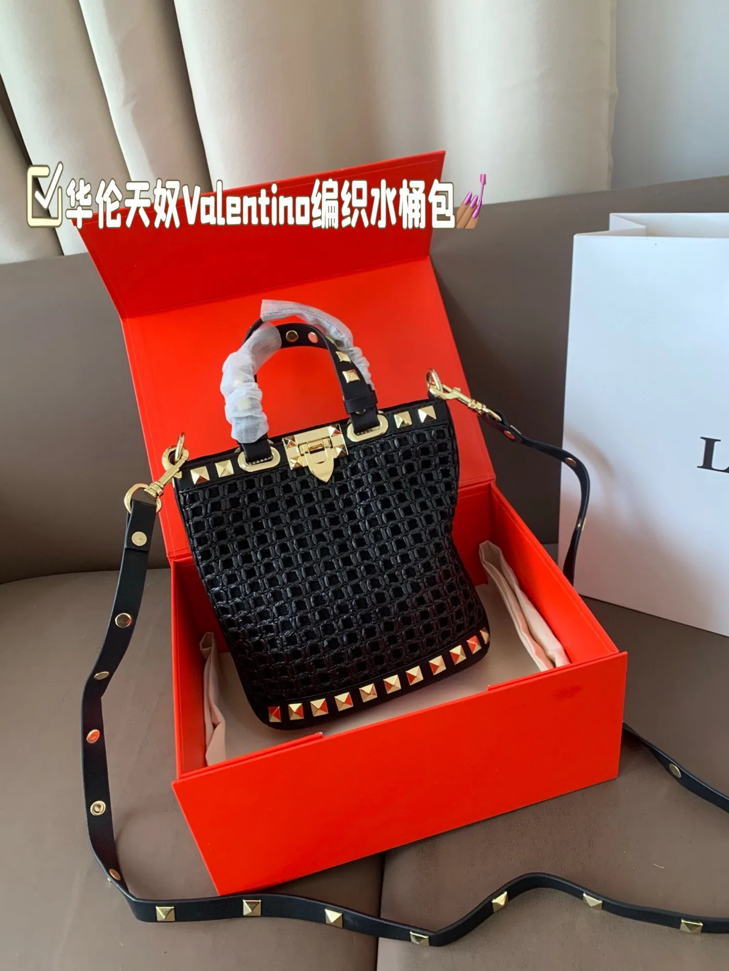 P360 Folding box Valentino woven bucket bag. It’s fashionable and easy to match. It doesn’t look old-fashioned and it’s easy to match. And Dan’s beauty and temperament are so high~ I love this calmness and elegance. Size 16*19