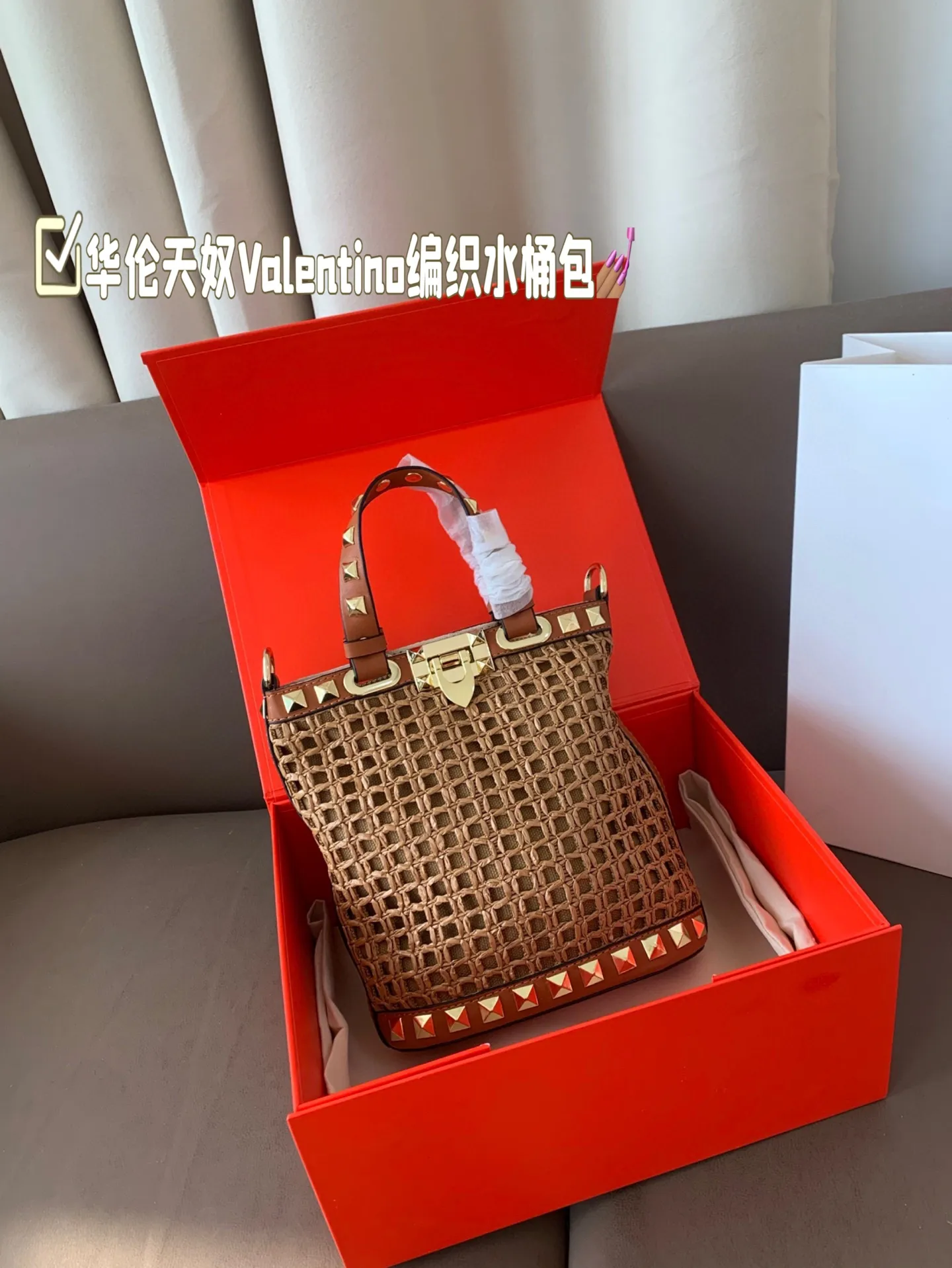 P360 Folding box Valentino woven bucket bag. It’s fashionable and easy to match. It doesn’t look old-fashioned and it’s easy to match. And Dan’s beauty and temperament are so high~ I love this calmness and elegance. Size 16*19