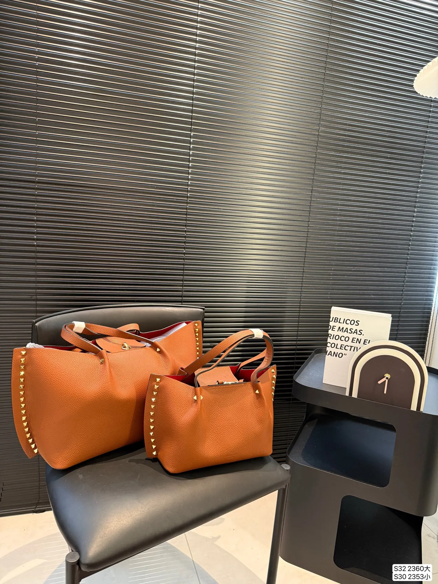 Large size P420 Small size P400 Valentino tote bag has a retro feel, high-end yet elegant, super atmospheric, suitable for commuting, casual, and dating. Size: Large 37 23 Small 24 18 Item No. Large 2360 Small 2353