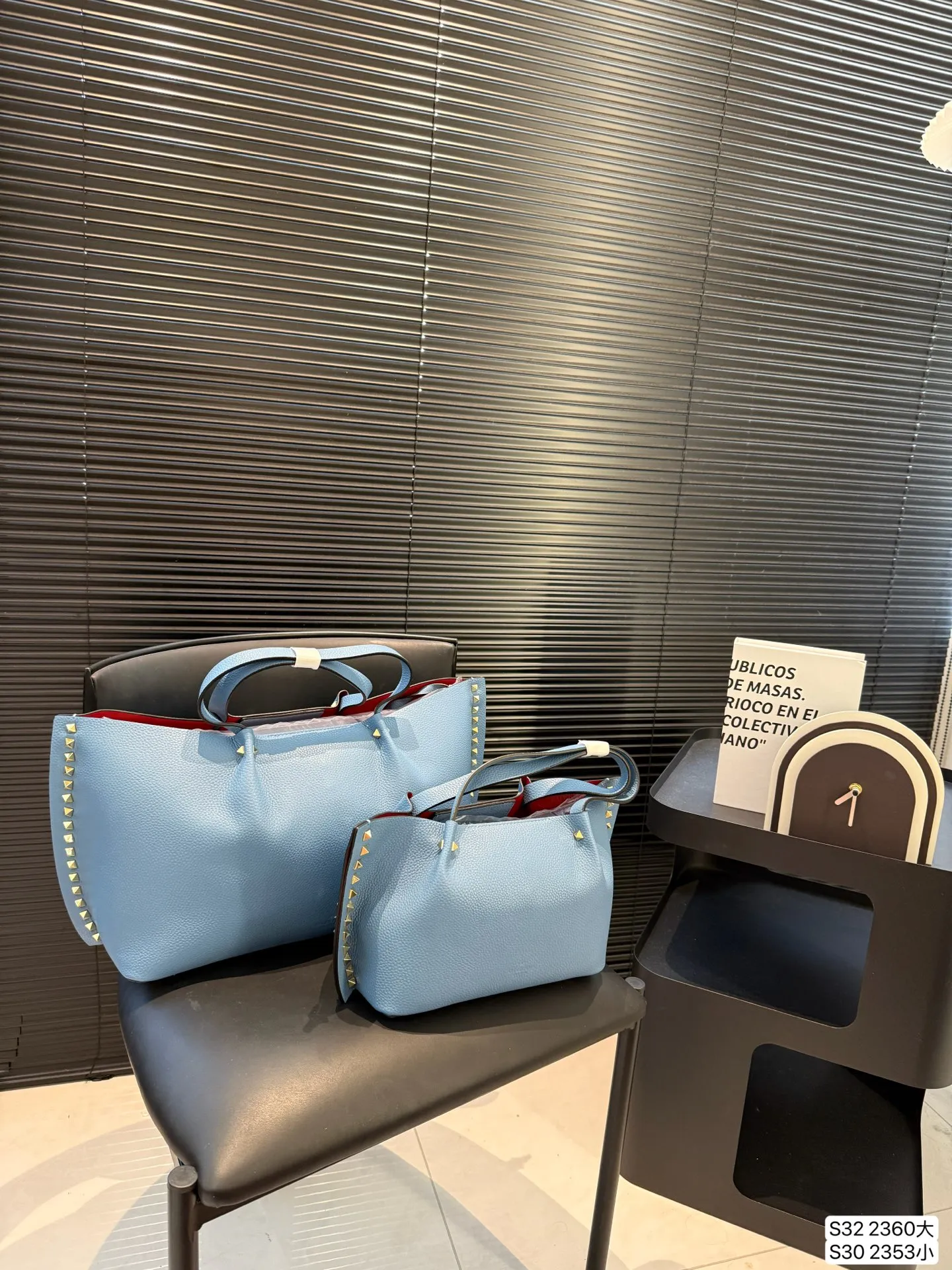 Large size P420 Small size P400 Valentino tote bag has a retro feel, high-end yet elegant, super atmospheric, suitable for commuting, casual, and dating. Size: Large 37 23 Small 24 18 Item No. Large 2360 Small 2353