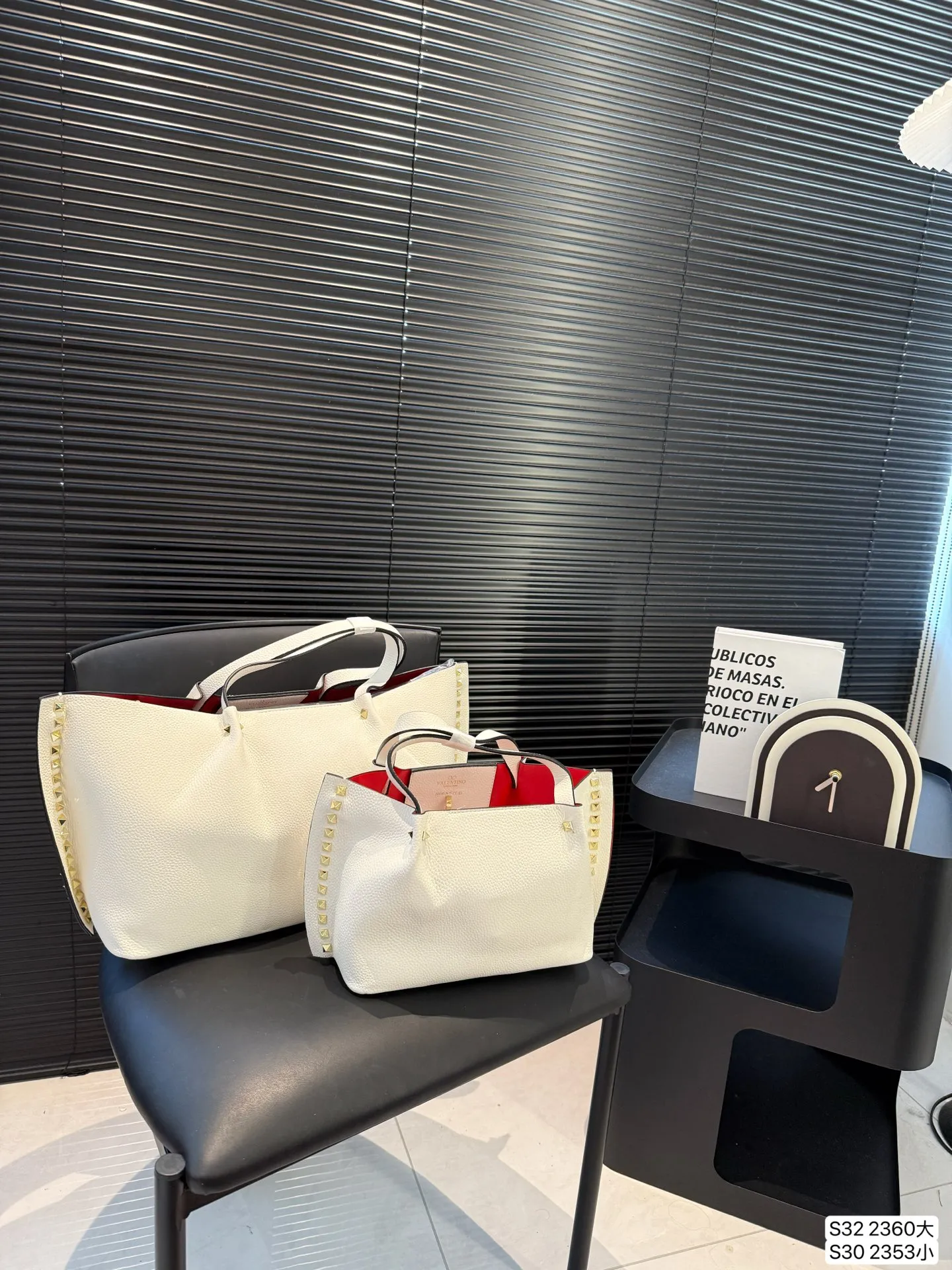 Large size P420 Small size P400 Valentino tote bag has a retro feel, high-end yet elegant, super atmospheric, suitable for commuting, casual, and dating. Size: Large 37 23 Small 24 18 Item No. Large 2360 Small 2353
