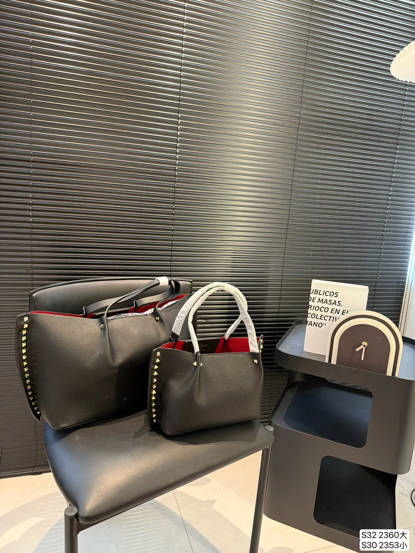 Large size P420 Small size P400 Valentino tote bag has a retro feel, high-end yet elegant, super atmospheric, suitable for commuting, casual, and dating. Size: Large 37 23 Small 24 18 Item No. Large 2360 Small 2353