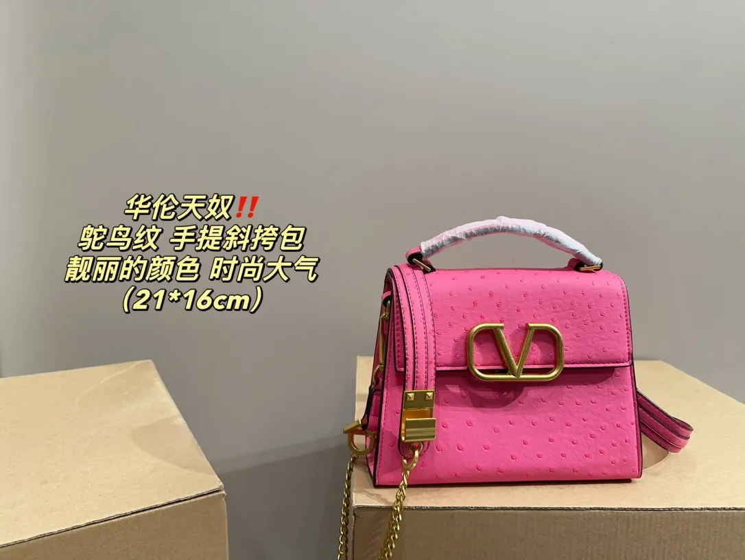 P340 comes with folding box⚠️Size 21.16 Valentino Ostrich pattern hand-held crossbody bag Very eye-catching color Good luck to beauties who like pink Good price in stock💗