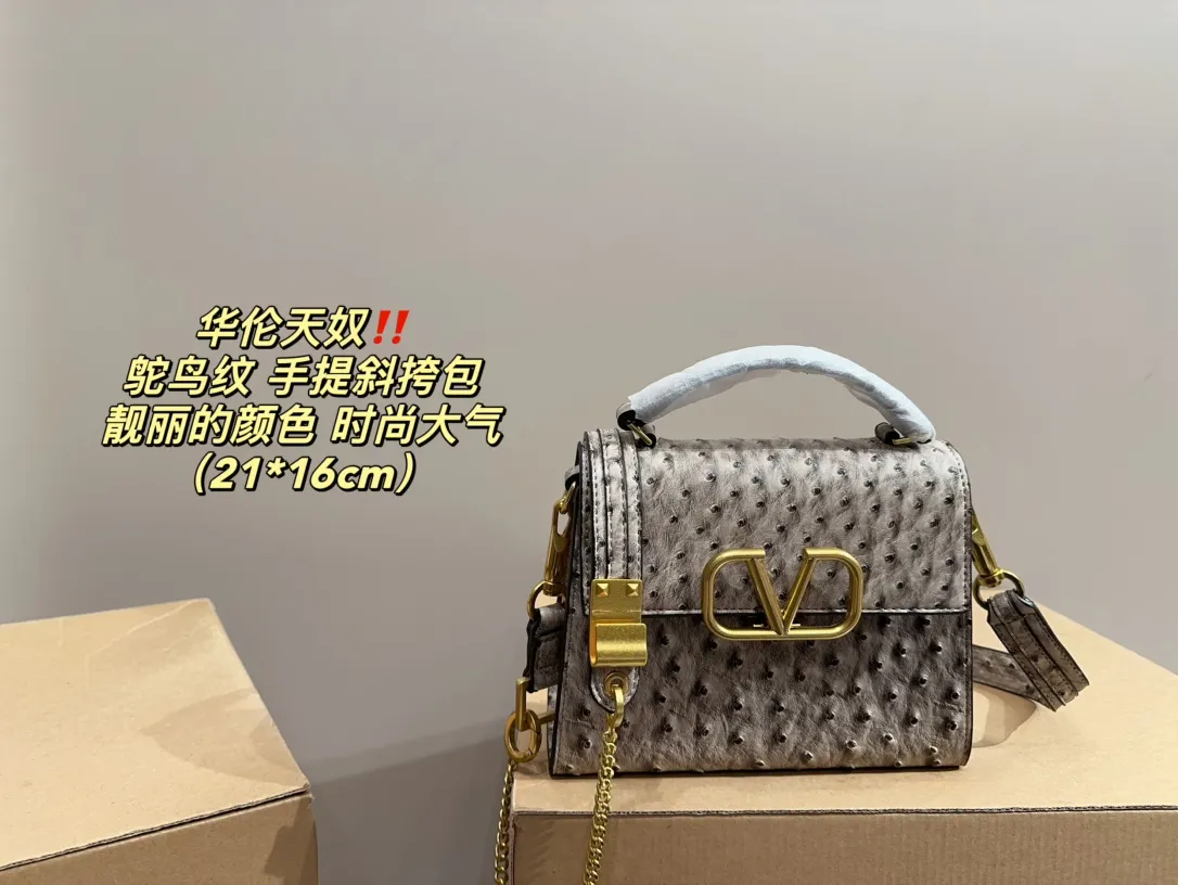 P340 comes with folding box⚠️Size 21.16 Valentino Ostrich pattern hand-held crossbody bag Very eye-catching color Good luck to beauties who like pink Good price in stock💗