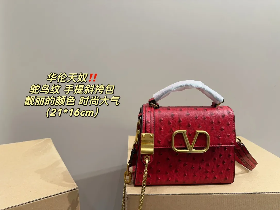 P340 comes with folding box⚠️Size 21.16 Valentino Ostrich pattern hand-held crossbody bag Very eye-catching color Good luck to beauties who like pink Good price in stock💗