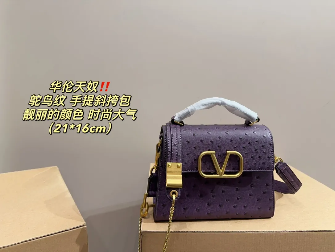 P340 comes with folding box⚠️Size 21.16 Valentino Ostrich pattern hand-held crossbody bag Very eye-catching color Good luck to beauties who like pink Good price in stock💗