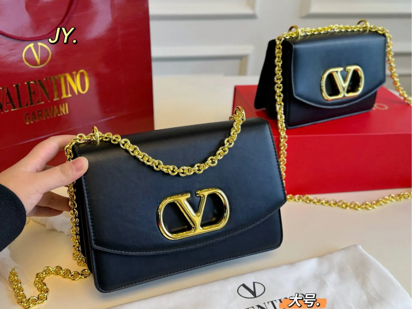 P300 large size P290 small size (folding box) size: 24×16 large size 20×13 small size Valentino Valentino 25ss VAIN chain accordion bag, retro hollow logo, modern style, eye-catching and textured, with a sense of high-end. This appearance is very versatile~ The flower of wealth in the world, beautiful and generous‼ ️