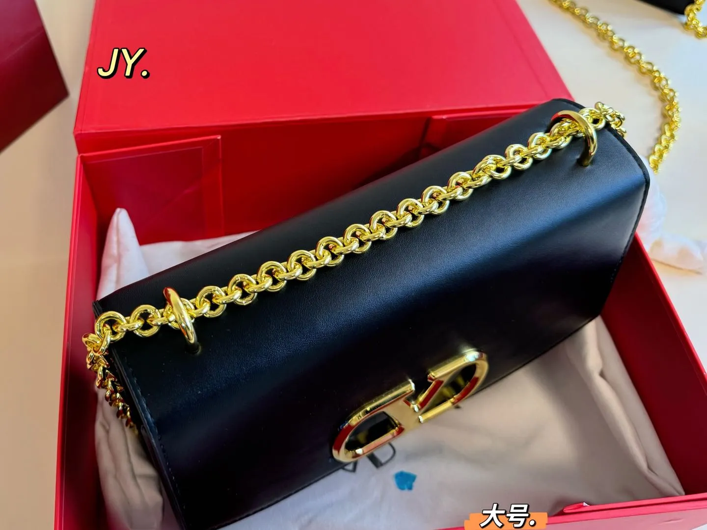 P300 large size P290 small size (folding box) size: 24×16 large size 20×13 small size Valentino Valentino 25ss VAIN chain accordion bag, retro hollow logo, modern style, eye-catching and textured, with a sense of high-end. This appearance is very versatile~ The flower of wealth in the world, beautiful and generous‼ ️