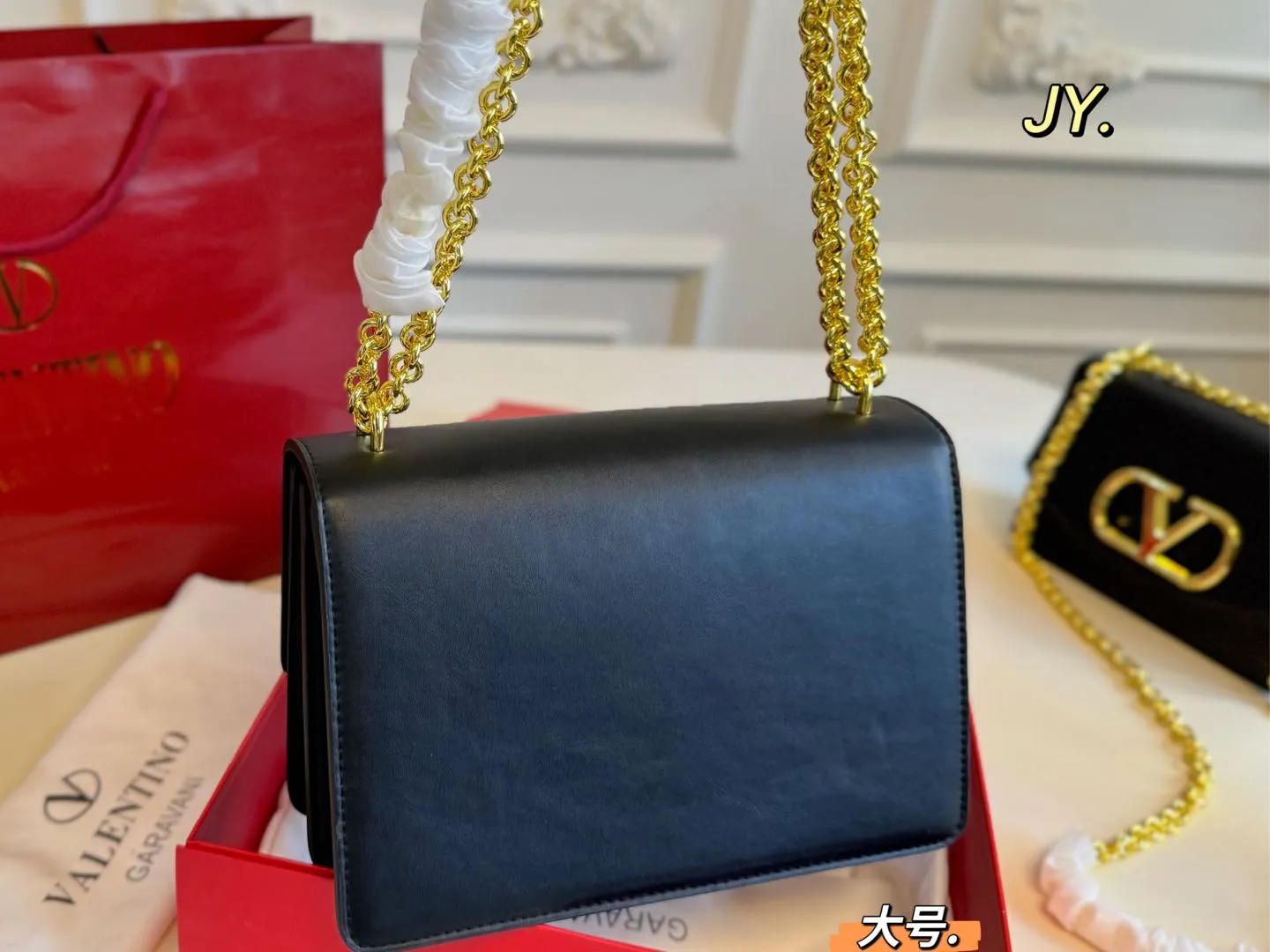 P300 large size P290 small size (folding box) size: 24×16 large size 20×13 small size Valentino Valentino 25ss VAIN chain accordion bag, retro hollow logo, modern style, eye-catching and textured, with a sense of high-end. This appearance is very versatile~ The flower of wealth in the world, beautiful and generous‼ ️