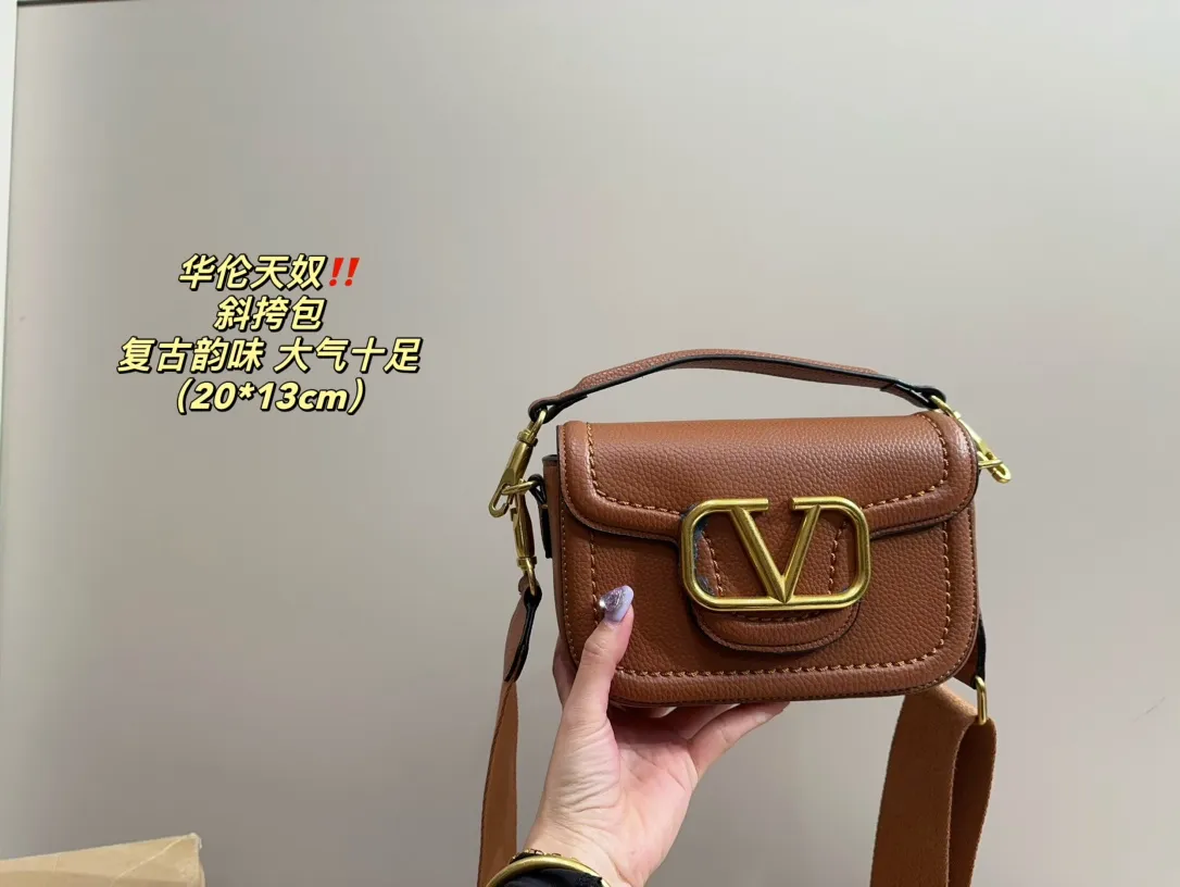 P350 comes with folding box ⚠️Size 20.13 Valentino Crossbody Bag Easily create an elegant commuting wear. Shoulder, crossbody, and hand-held are all different experiences. The calfskin material and the brand's iconic VLOGO soft sheepskin lining and brass-made accessories give the overall elegant retro charm.