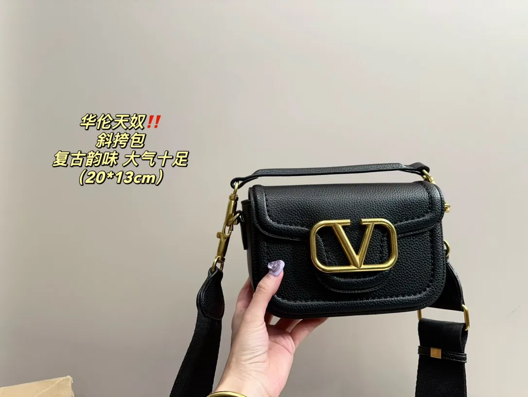 P350 comes with folding box ⚠️Size 20.13 Valentino Crossbody Bag Easily create an elegant commuting wear. Shoulder, crossbody, and hand-held are all different experiences. The calfskin material and the brand's iconic VLOGO soft sheepskin lining and brass-made accessories give the overall elegant retro charm.