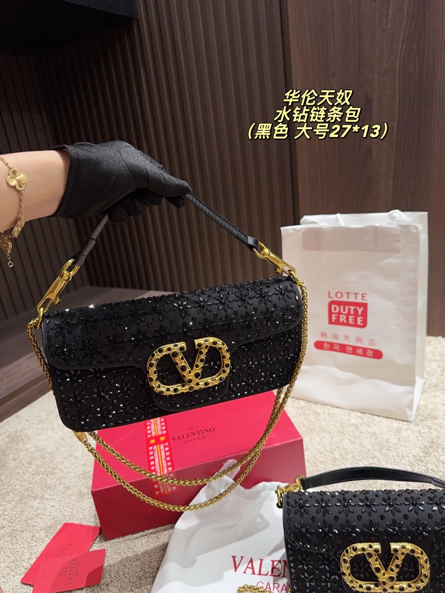 Large P400 comes with box⚠️size 27.13 Small P390 comes with box⚠️size 20.12 Valentino rhinestone chain bag Unlocks the fashion charm Can be salty or sweet The most beautiful girl on the street