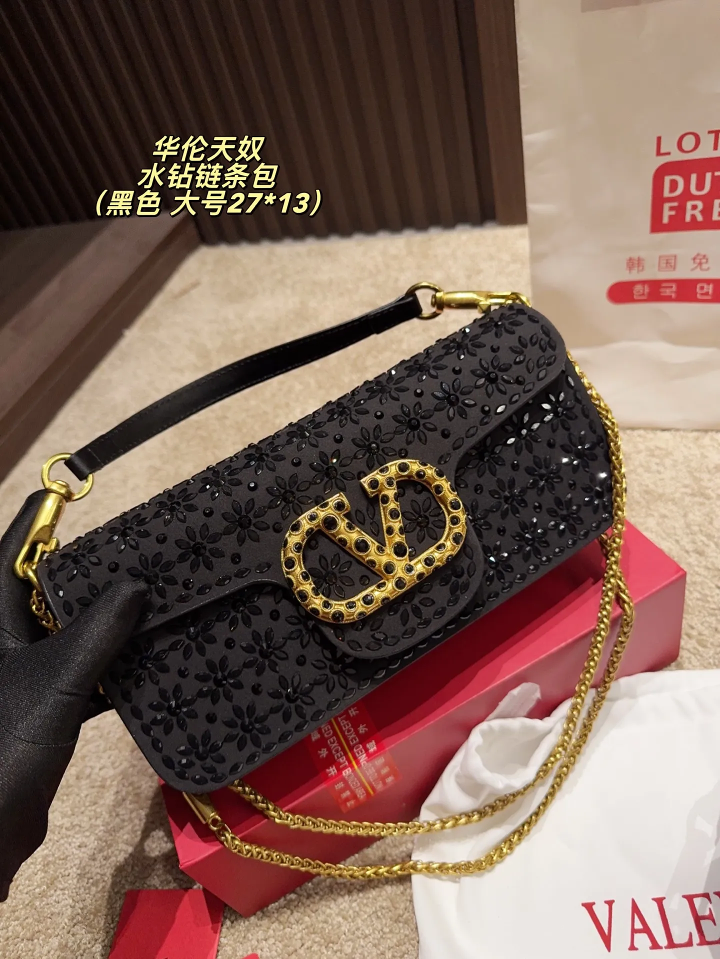 Large P400 comes with box⚠️size 27.13 Small P390 comes with box⚠️size 20.12 Valentino rhinestone chain bag Unlocks the fashion charm Can be salty or sweet The most beautiful girl on the street