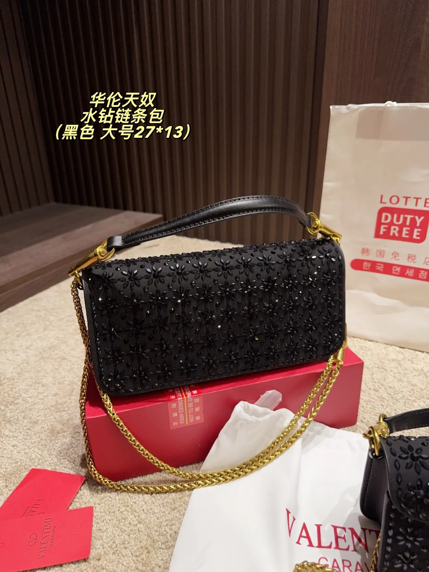Large P400 comes with box⚠️size 27.13 Small P390 comes with box⚠️size 20.12 Valentino rhinestone chain bag Unlocks the fashion charm Can be salty or sweet The most beautiful girl on the street