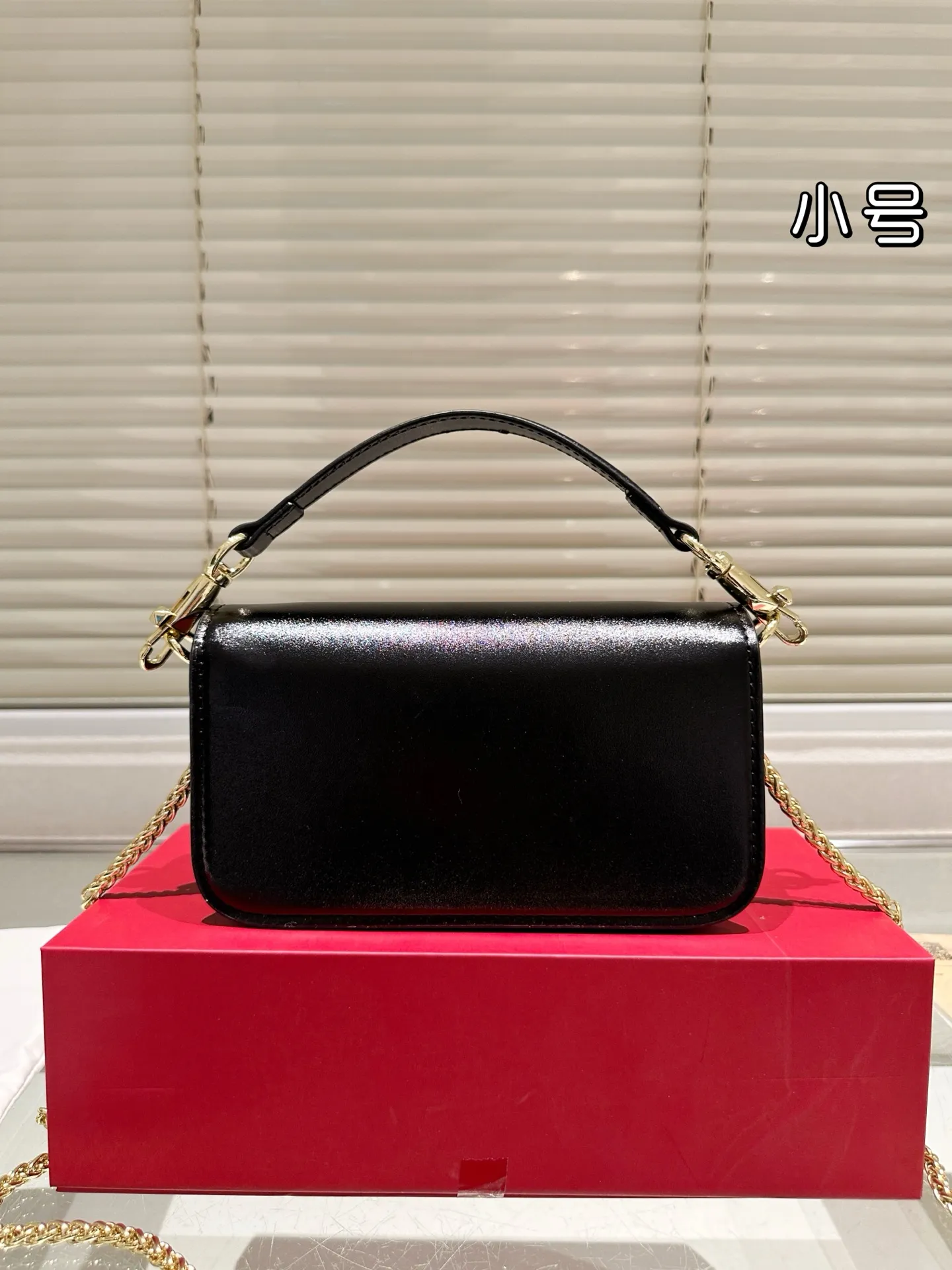 Large P310 Folding Box ⚠️Size 20.10 Valentino Loco Shoulder Bag Overflowing with Sophistication This Look Is Very Versatile No matter how you carry it, you won’t feel any pressure. Which girl can resist such a beautiful bag?