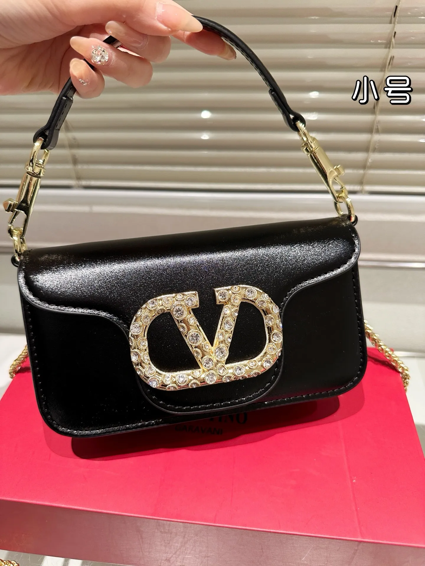 Large P310 Folding Box ⚠️Size 20.10 Valentino Loco Shoulder Bag Overflowing with Sophistication This Look Is Very Versatile No matter how you carry it, you won’t feel any pressure. Which girl can resist such a beautiful bag?