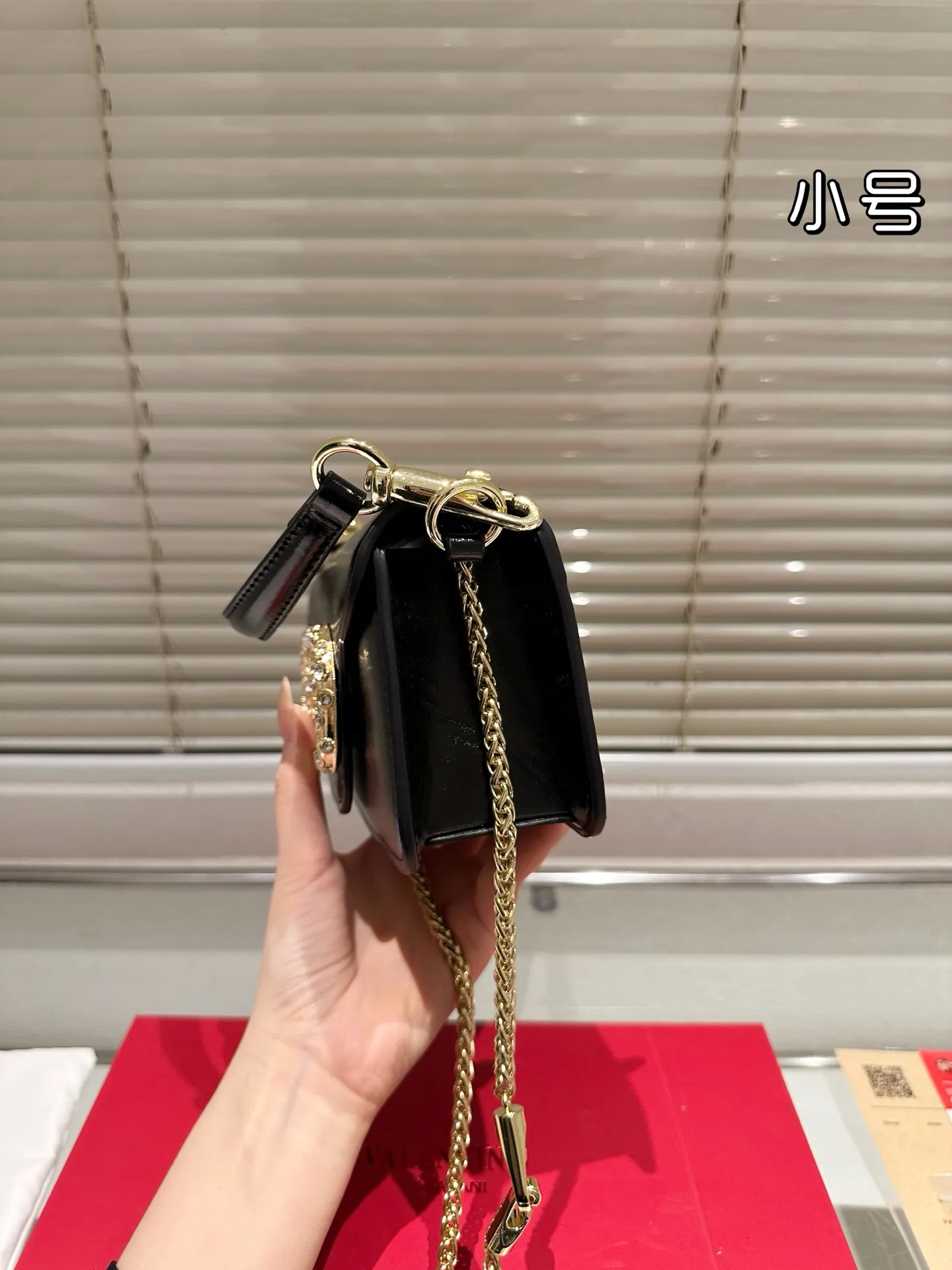 Large P310 Folding Box ⚠️Size 20.10 Valentino Loco Shoulder Bag Overflowing with Sophistication This Look Is Very Versatile No matter how you carry it, you won’t feel any pressure. Which girl can resist such a beautiful bag?