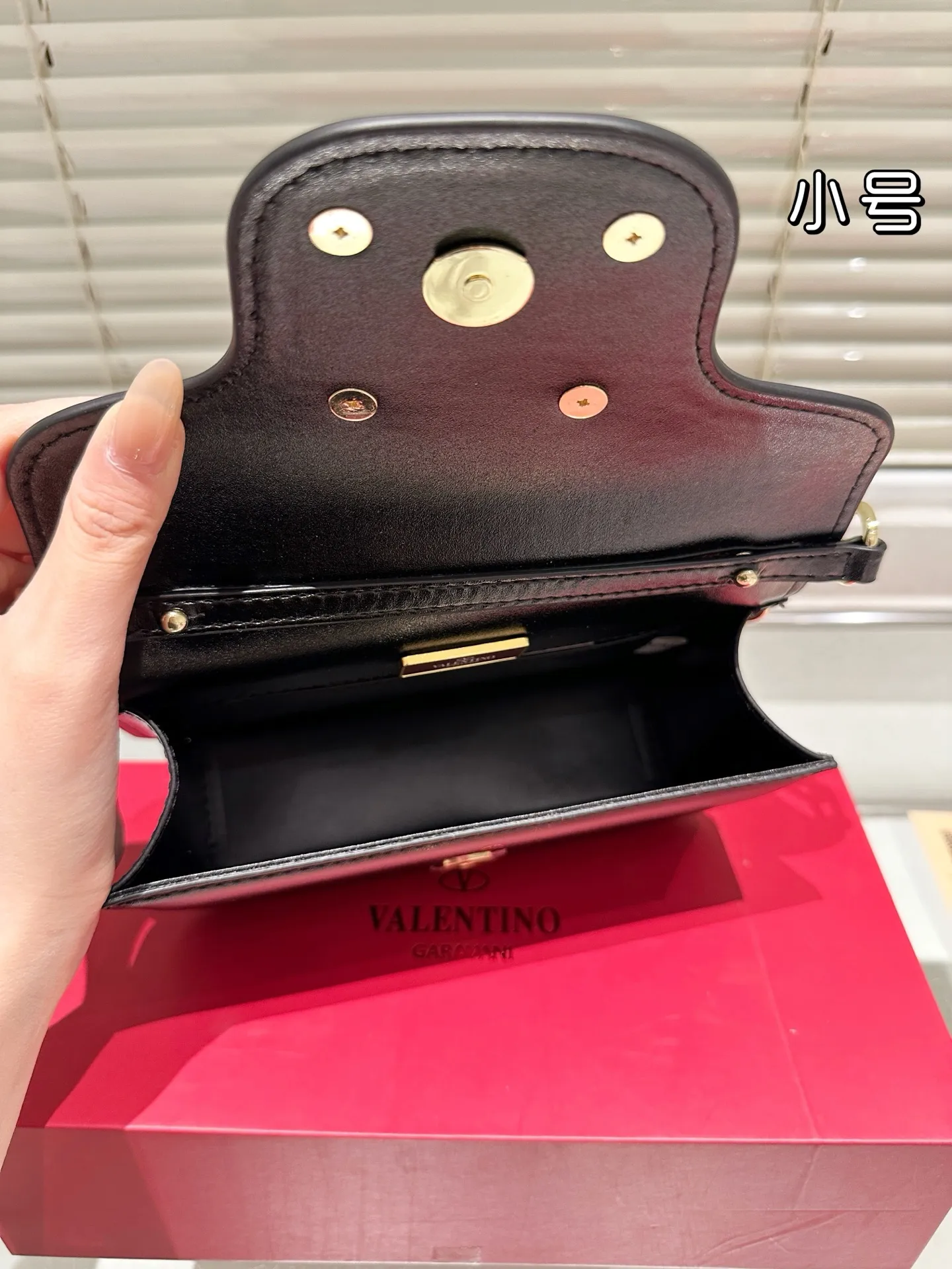 Large P310 Folding Box ⚠️Size 20.10 Valentino Loco Shoulder Bag Overflowing with Sophistication This Look Is Very Versatile No matter how you carry it, you won’t feel any pressure. Which girl can resist such a beautiful bag?
