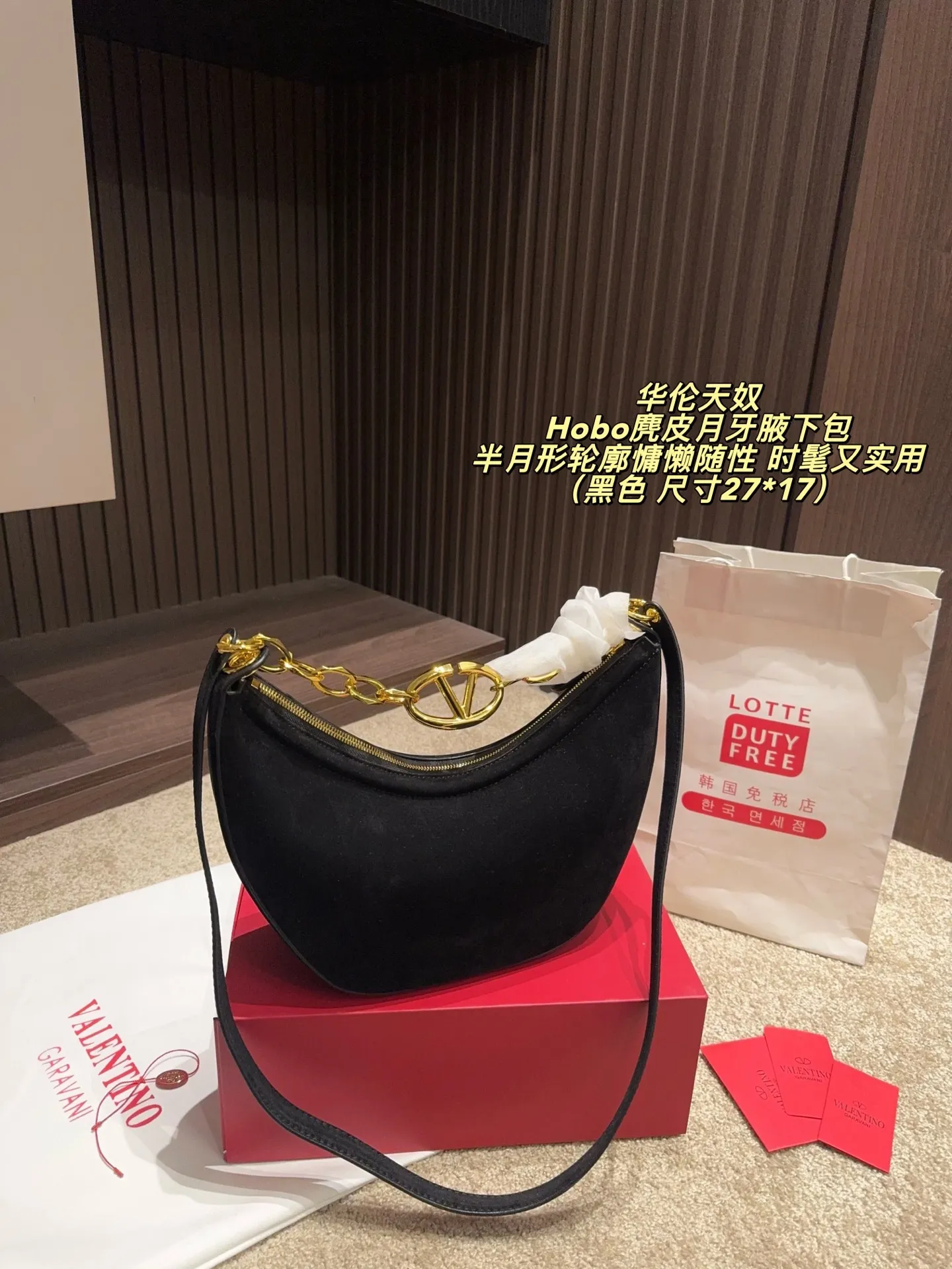 P400 comes with folding box ⚠️Size 27*17 Valentino Hobo suede crescent armpit bag Inspired by retro saddle bags, the suede material is super soft and the half-moon silhouette is lazy and casual. The golden VLogo chain on the shoulder strap is super eye-catching and highly recognizable! The capacity is just right and can be easily used for daily outings or dates. It is fashionable and practical.