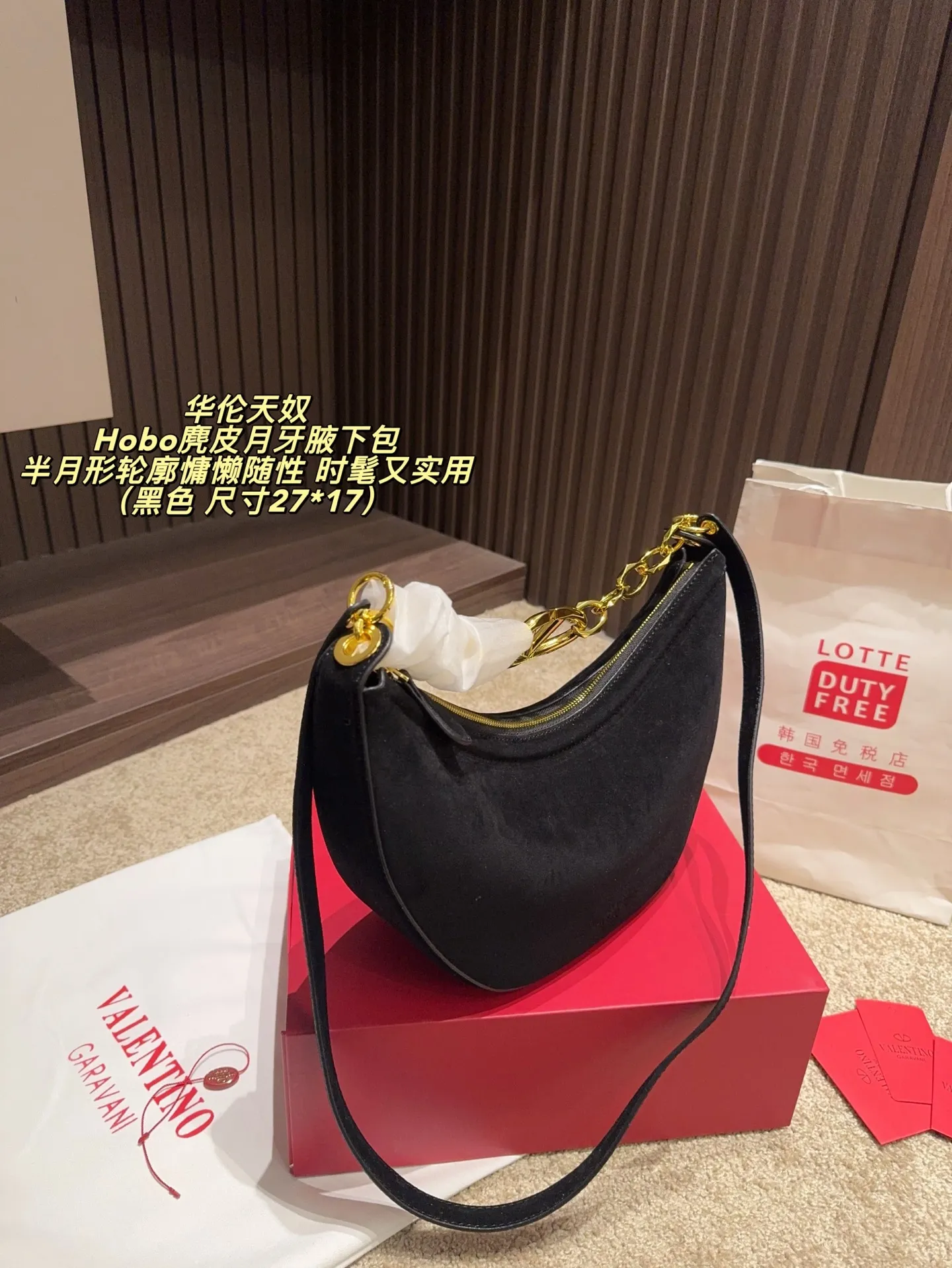 P400 comes with folding box ⚠️Size 27*17 Valentino Hobo suede crescent armpit bag Inspired by retro saddle bags, the suede material is super soft and the half-moon silhouette is lazy and casual. The golden VLogo chain on the shoulder strap is super eye-catching and highly recognizable! The capacity is just right and can be easily used for daily outings or dates. It is fashionable and practical.