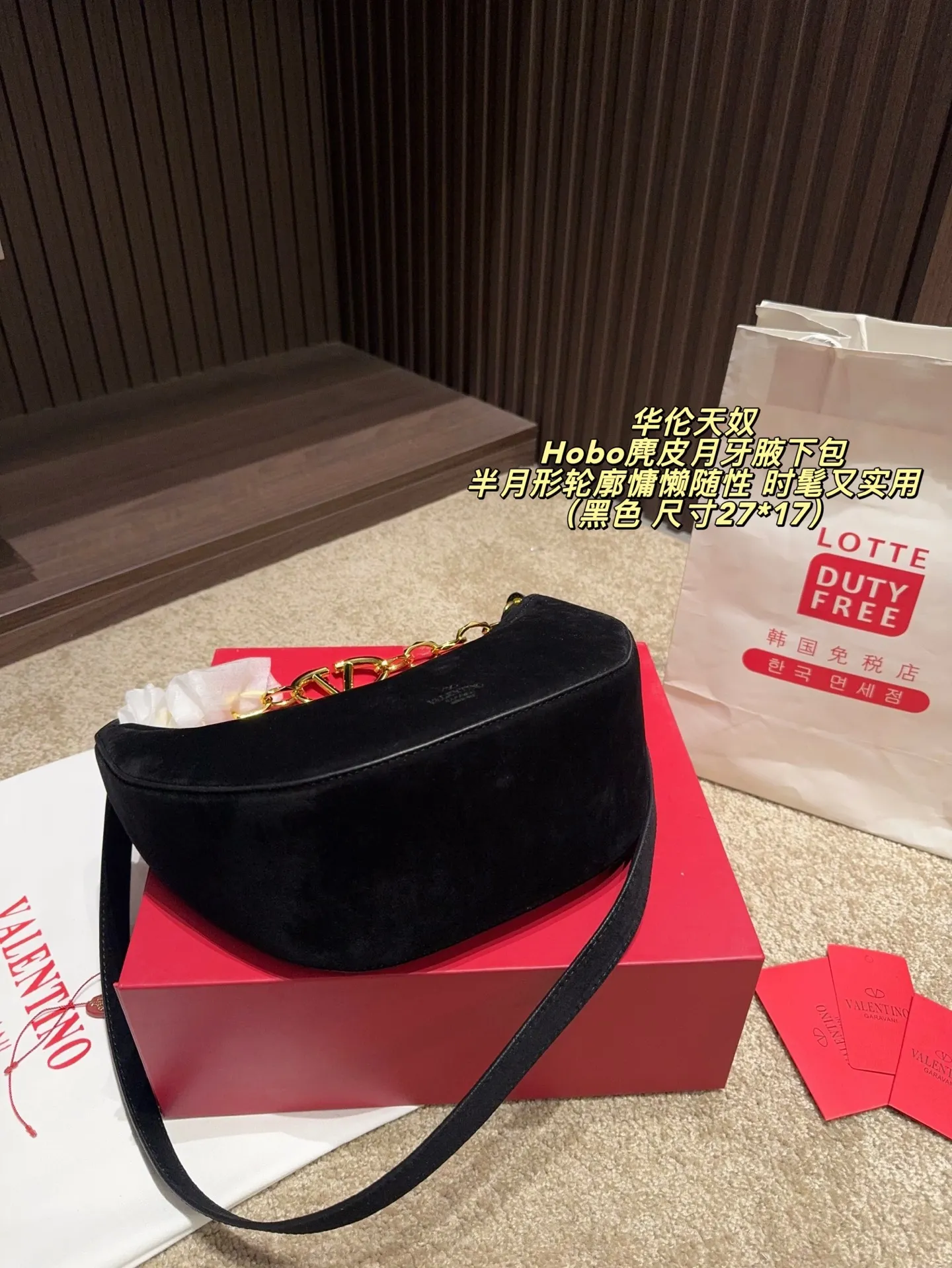 P400 comes with folding box ⚠️Size 27*17 Valentino Hobo suede crescent armpit bag Inspired by retro saddle bags, the suede material is super soft and the half-moon silhouette is lazy and casual. The golden VLogo chain on the shoulder strap is super eye-catching and highly recognizable! The capacity is just right and can be easily used for daily outings or dates. It is fashionable and practical.