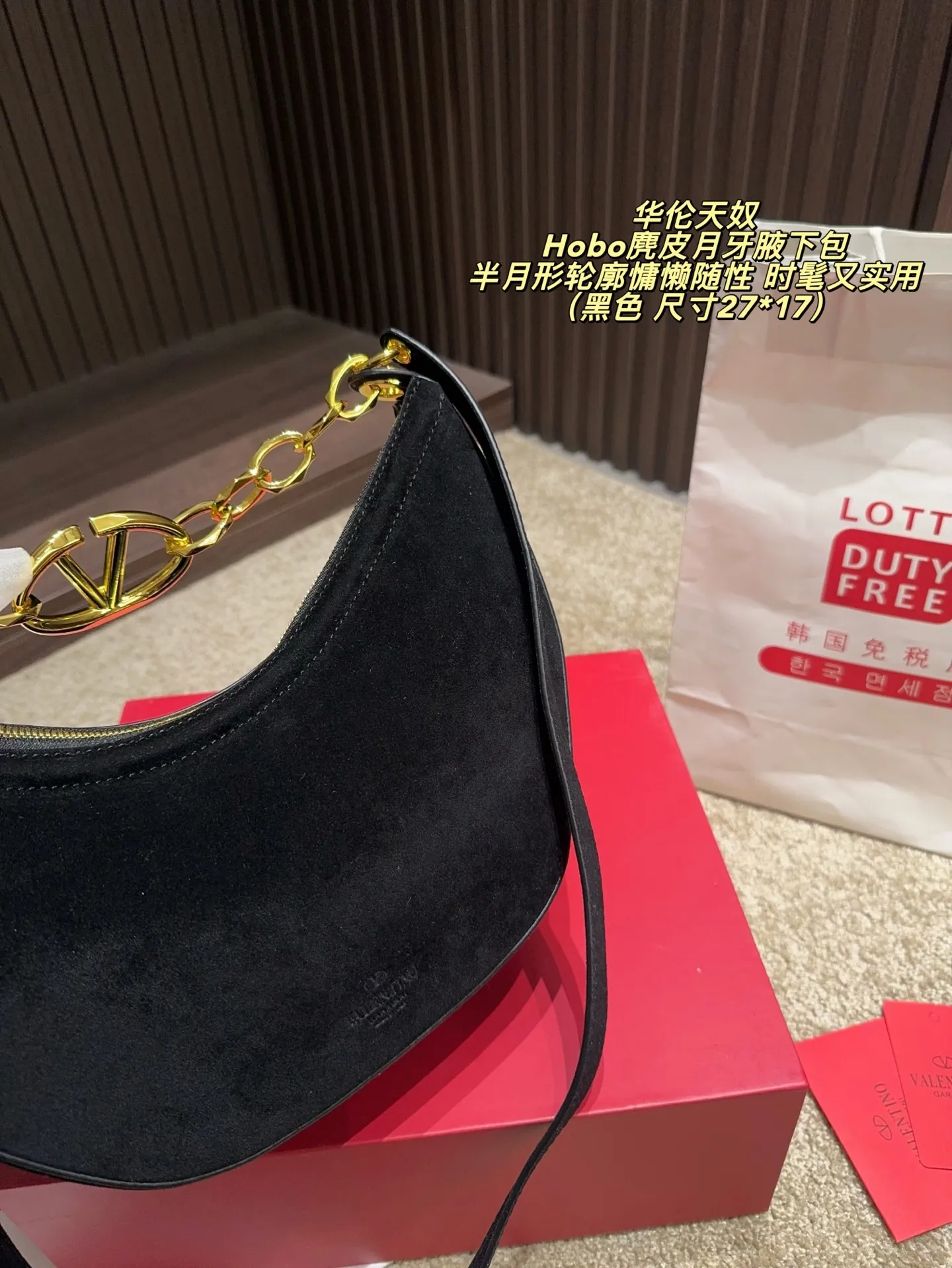 P400 comes with folding box ⚠️Size 27*17 Valentino Hobo suede crescent armpit bag Inspired by retro saddle bags, the suede material is super soft and the half-moon silhouette is lazy and casual. The golden VLogo chain on the shoulder strap is super eye-catching and highly recognizable! The capacity is just right and can be easily used for daily outings or dates. It is fashionable and practical.