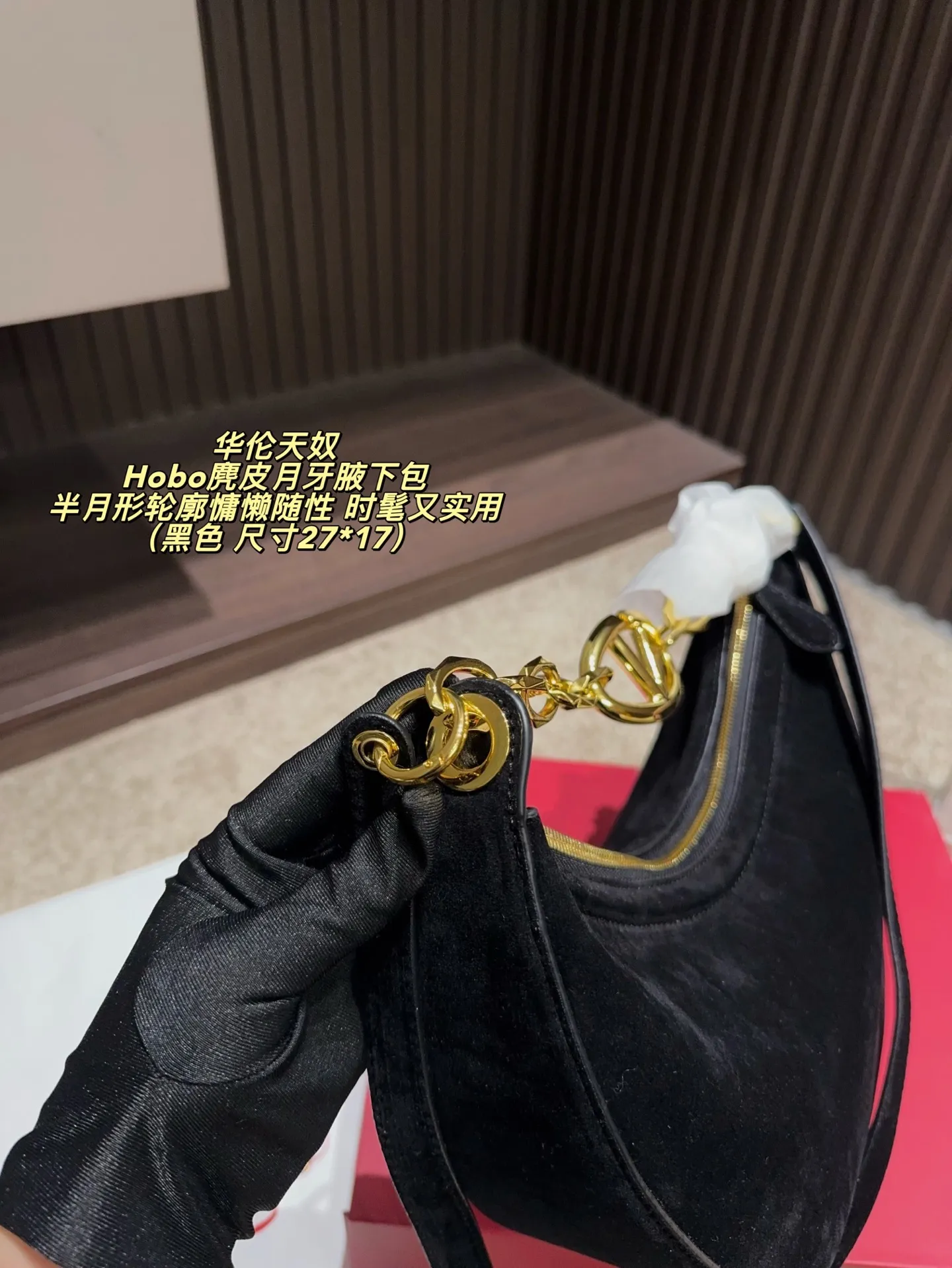 P400 comes with folding box ⚠️Size 27*17 Valentino Hobo suede crescent armpit bag Inspired by retro saddle bags, the suede material is super soft and the half-moon silhouette is lazy and casual. The golden VLogo chain on the shoulder strap is super eye-catching and highly recognizable! The capacity is just right and can be easily used for daily outings or dates. It is fashionable and practical.