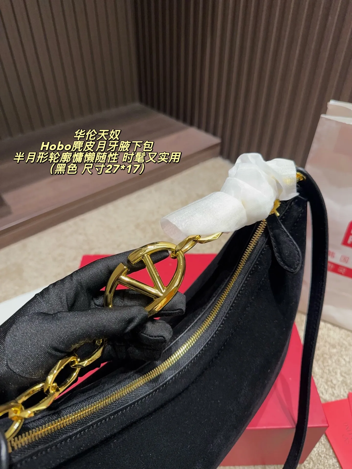 P400 comes with folding box ⚠️Size 27*17 Valentino Hobo suede crescent armpit bag Inspired by retro saddle bags, the suede material is super soft and the half-moon silhouette is lazy and casual. The golden VLogo chain on the shoulder strap is super eye-catching and highly recognizable! The capacity is just right and can be easily used for daily outings or dates. It is fashionable and practical.