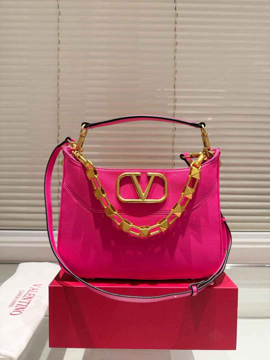 P400 Comes with box ⚠️Size 28.22 Valentino VSLING handbag Unlocks fashion charm Can be salty or sweet The most beautiful girl on the street