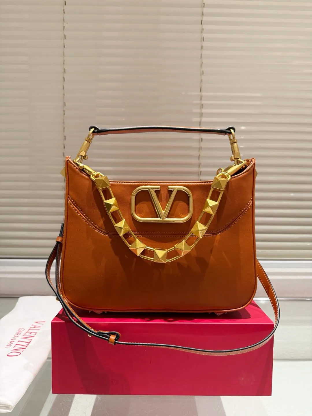 P400 Comes with box ⚠️Size 28.22 Valentino VSLING handbag Unlocks fashion charm Can be salty or sweet The most beautiful girl on the street
