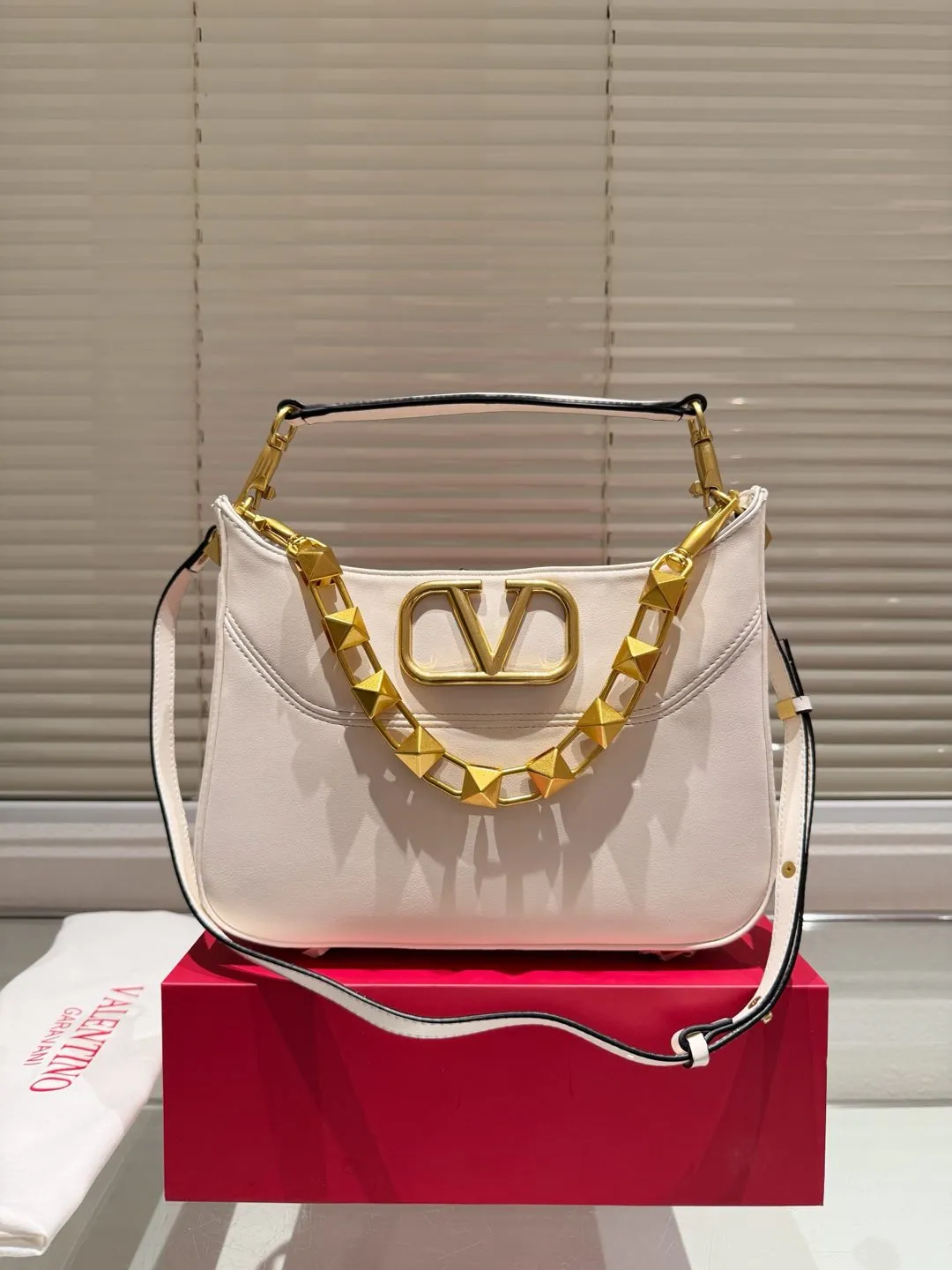P400 Comes with box ⚠️Size 28.22 Valentino VSLING handbag Unlocks fashion charm Can be salty or sweet The most beautiful girl on the street