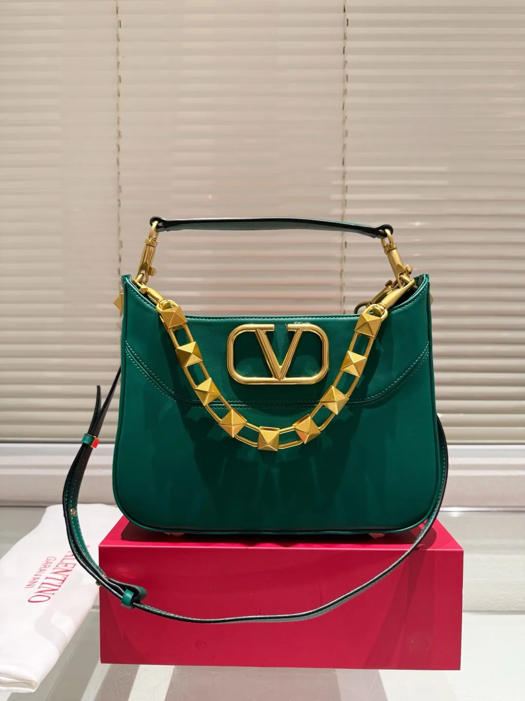 P400 Comes with box ⚠️Size 28.22 Valentino VSLING handbag Unlocks fashion charm Can be salty or sweet The most beautiful girl on the street
