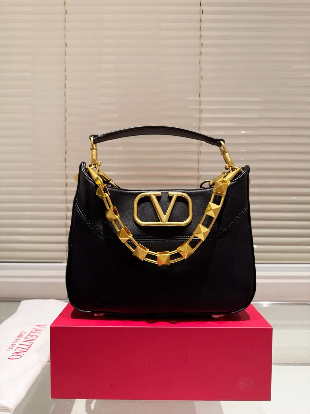 P400 Comes with box ⚠️Size 28.22 Valentino VSLING handbag Unlocks fashion charm Can be salty or sweet The most beautiful girl on the street