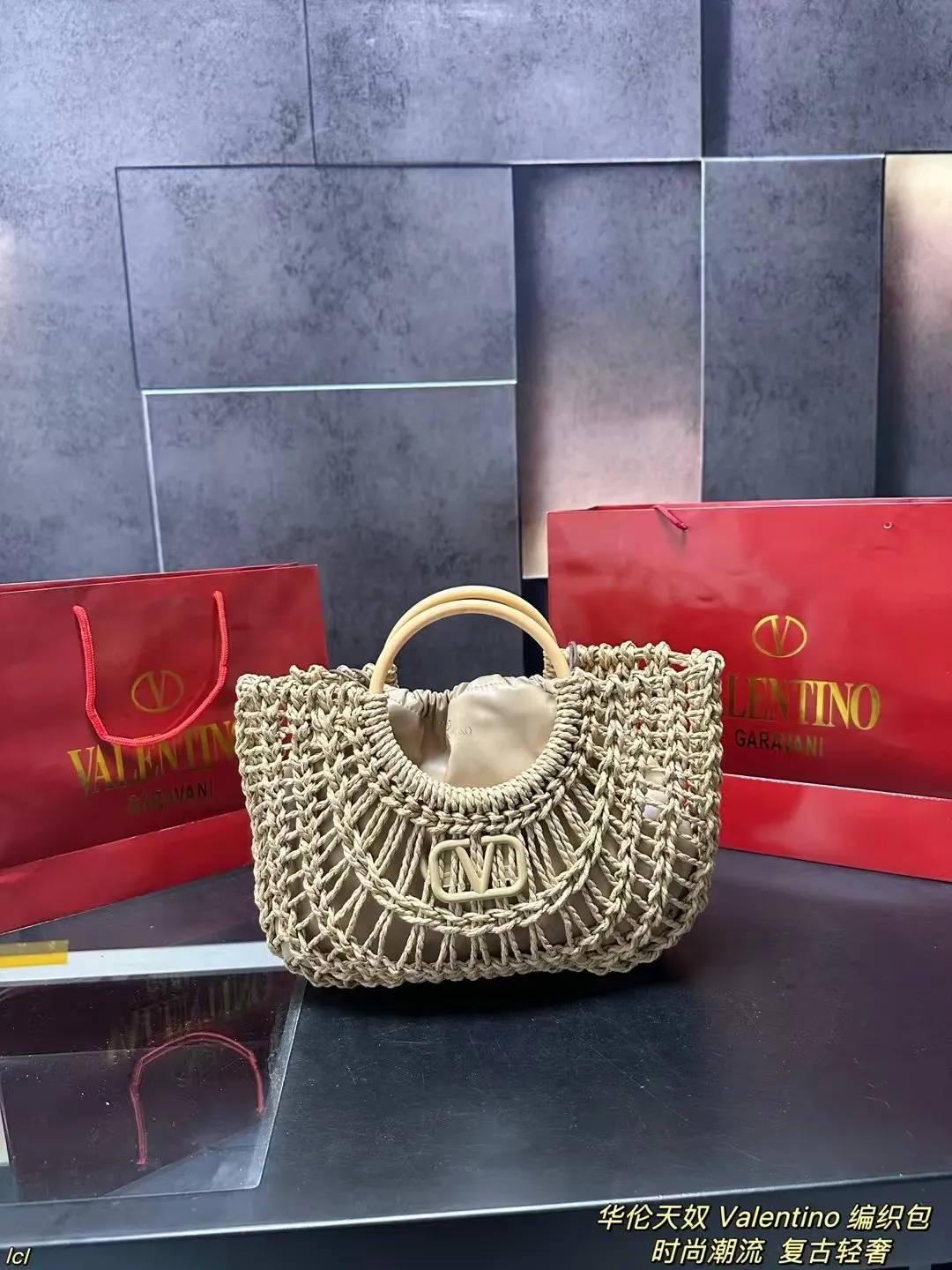 P270 with box Valentino Valentino woven bag Valentino Valentino Loco is a must-have for beautiful fairies and is so good-looking. The portable shoulder bag unlocks the fashion charm. It can be salty or sweet. It is the most beautiful girl on the street. It is fashionable and lightweight, with a big Valentino logo. It is fashionable and elegant. Those who like Jimei, hurry up and get it! Size: 32*24cm