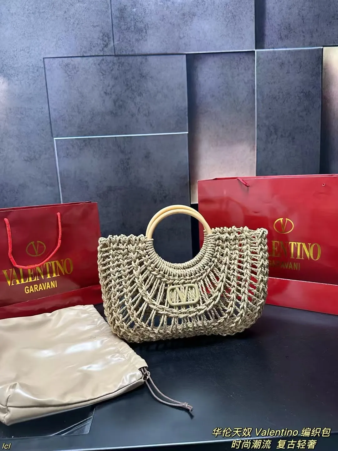 P270 with box Valentino Valentino woven bag Valentino Valentino Loco is a must-have for beautiful fairies and is so good-looking. The portable shoulder bag unlocks the fashion charm. It can be salty or sweet. It is the most beautiful girl on the street. It is fashionable and lightweight, with a big Valentino logo. It is fashionable and elegant. Those who like Jimei, hurry up and get it! Size: 32*24cm