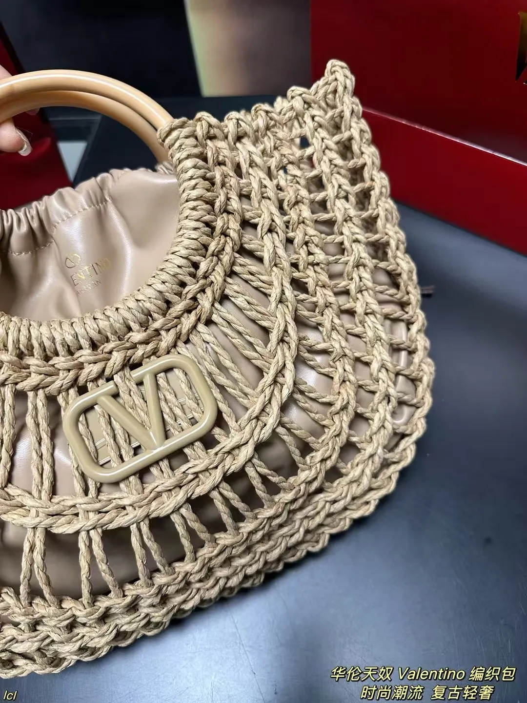 P270 with box Valentino Valentino woven bag Valentino Valentino Loco is a must-have for beautiful fairies and is so good-looking. The portable shoulder bag unlocks the fashion charm. It can be salty or sweet. It is the most beautiful girl on the street. It is fashionable and lightweight, with a big Valentino logo. It is fashionable and elegant. Those who like Jimei, hurry up and get it! Size: 32*24cm
