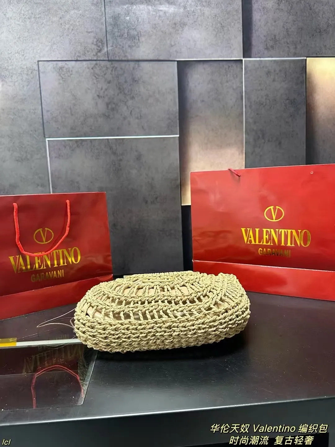 P270 with box Valentino Valentino woven bag Valentino Valentino Loco is a must-have for beautiful fairies and is so good-looking. The portable shoulder bag unlocks the fashion charm. It can be salty or sweet. It is the most beautiful girl on the street. It is fashionable and lightweight, with a big Valentino logo. It is fashionable and elegant. Those who like Jimei, hurry up and get it! Size: 32*24cm