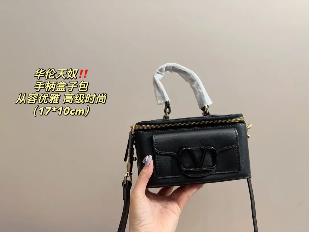 P270 comes with box ⚠️Size 17.10 Valentino handle box bag. It’s fashionable and easy to handle. It doesn’t look old-fashioned and goes well with it. And Dan’s beauty and temperament have such a high bonus~ I love this calmness and elegance.