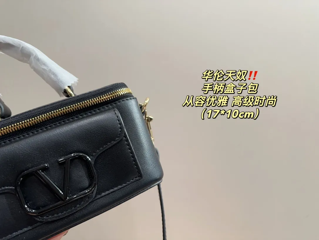 P270 comes with box ⚠️Size 17.10 Valentino handle box bag. It’s fashionable and easy to handle. It doesn’t look old-fashioned and goes well with it. And Dan’s beauty and temperament have such a high bonus~ I love this calmness and elegance.