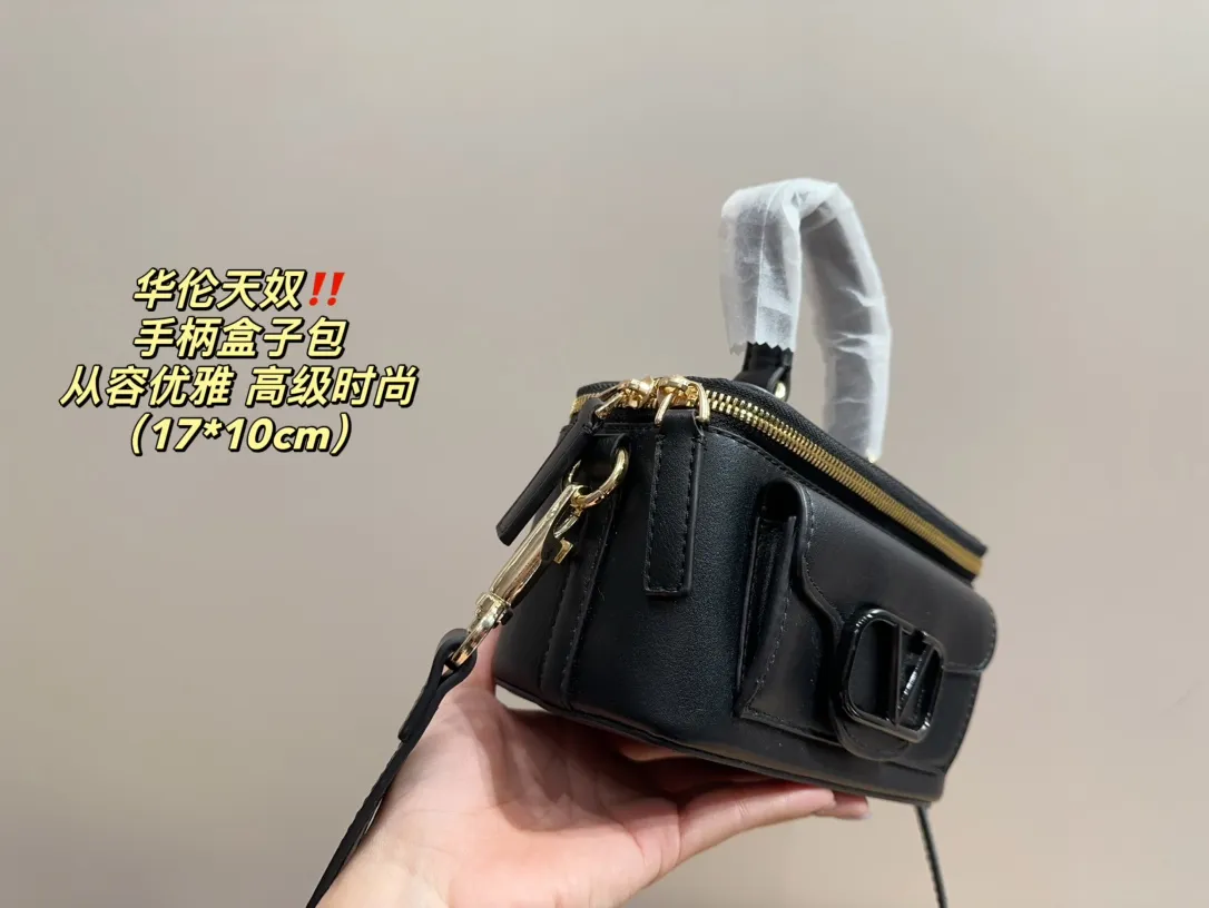 P270 comes with box ⚠️Size 17.10 Valentino handle box bag. It’s fashionable and easy to handle. It doesn’t look old-fashioned and goes well with it. And Dan’s beauty and temperament have such a high bonus~ I love this calmness and elegance.