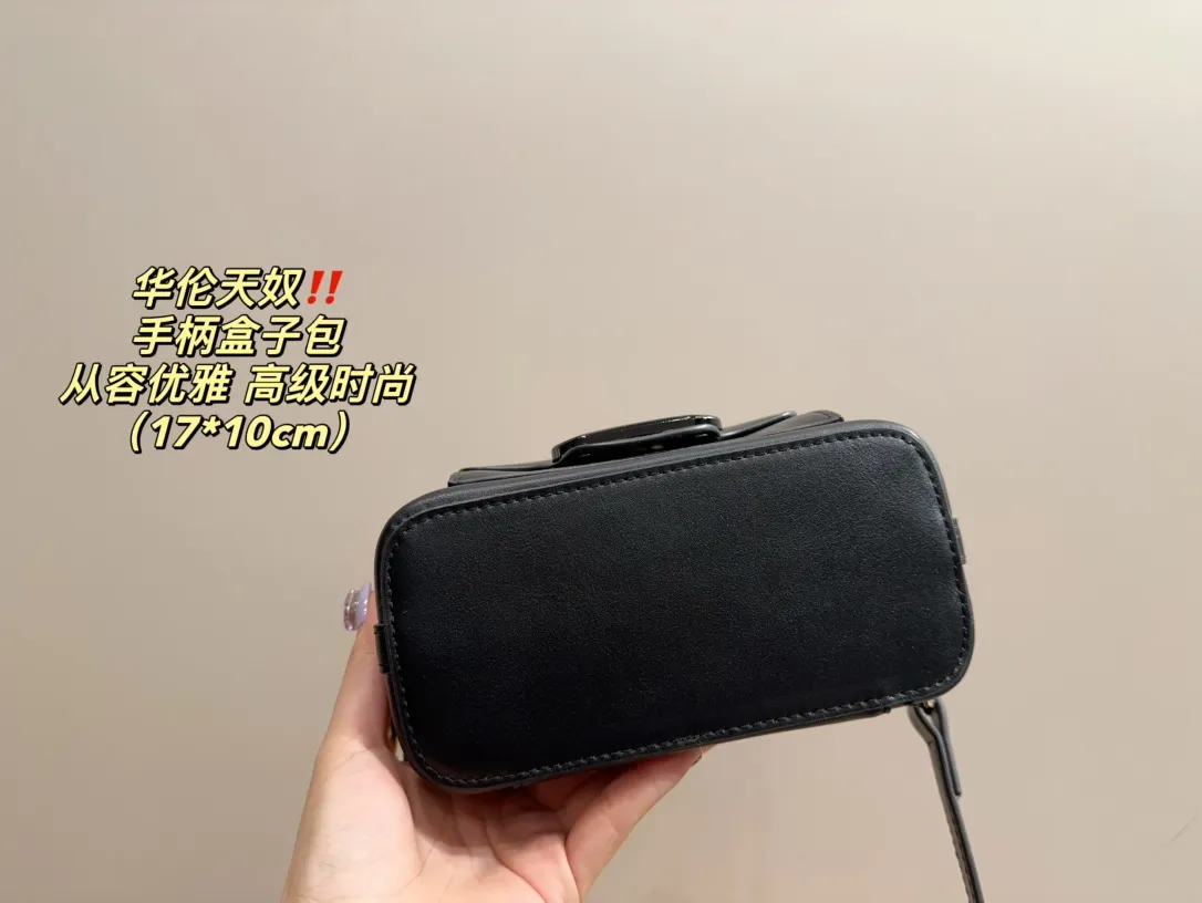 P270 comes with box ⚠️Size 17.10 Valentino handle box bag. It’s fashionable and easy to handle. It doesn’t look old-fashioned and goes well with it. And Dan’s beauty and temperament have such a high bonus~ I love this calmness and elegance.