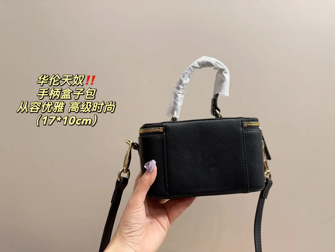 P270 comes with box ⚠️Size 17.10 Valentino handle box bag. It’s fashionable and easy to handle. It doesn’t look old-fashioned and goes well with it. And Dan’s beauty and temperament have such a high bonus~ I love this calmness and elegance.