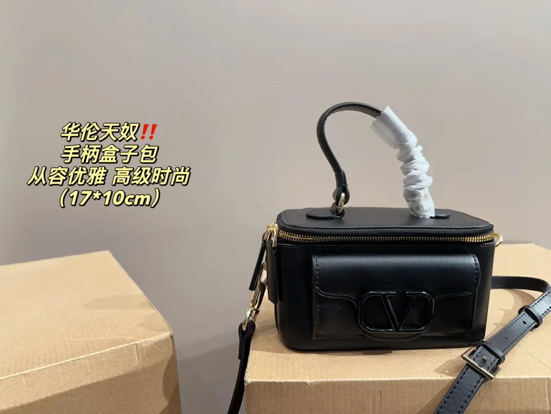 P270 comes with box ⚠️Size 17.10 Valentino handle box bag. It’s fashionable and easy to handle. It doesn’t look old-fashioned and goes well with it. And Dan’s beauty and temperament have such a high bonus~ I love this calmness and elegance.