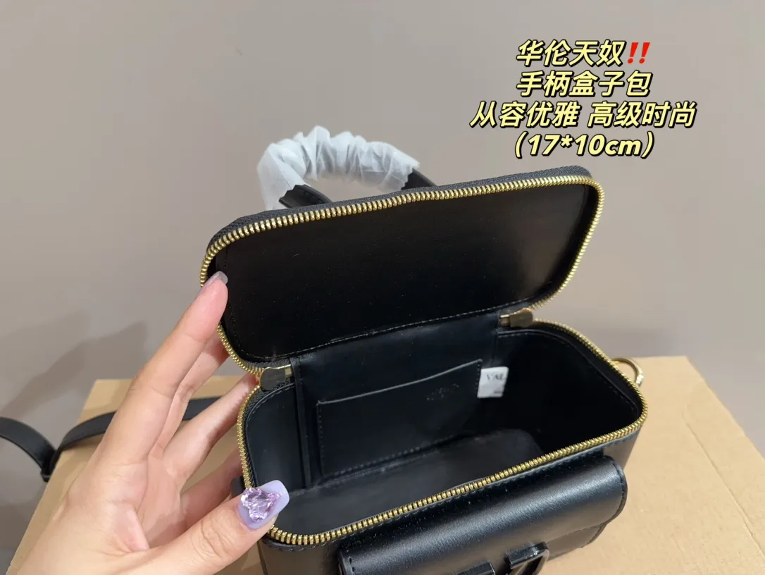 P270 comes with box ⚠️Size 17.10 Valentino handle box bag. It’s fashionable and easy to handle. It doesn’t look old-fashioned and goes well with it. And Dan’s beauty and temperament have such a high bonus~ I love this calmness and elegance.